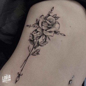 tatuaje_torso_rosa_logiabarcelona_cristina_varas     